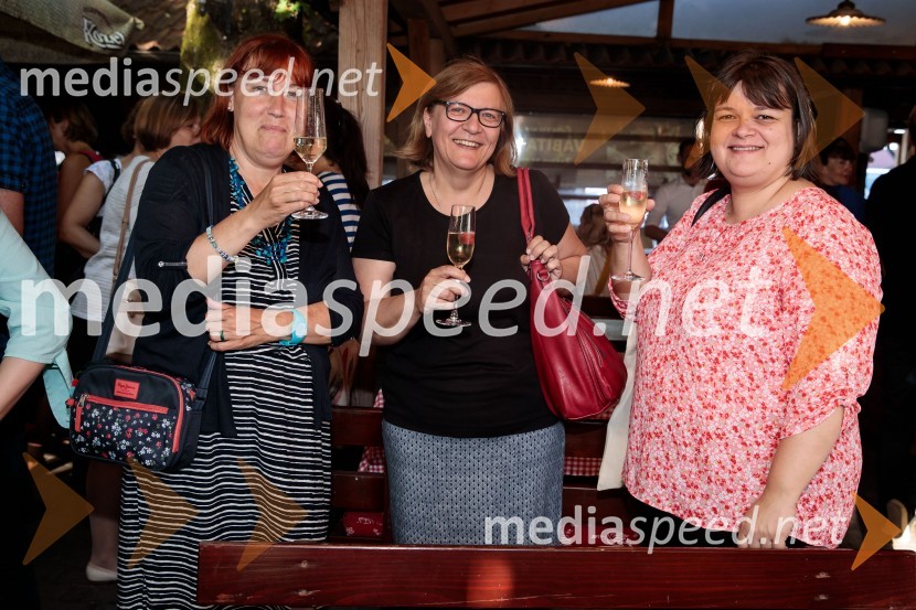 Levstikovi nagradi 2019 v roke Borisa A. Novaka in Jelki Godec Schmidt