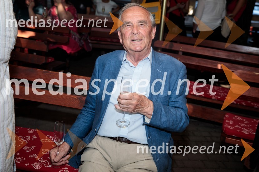 Levstikovi nagradi 2019 v roke Borisa A. Novaka in Jelki Godec Schmidt