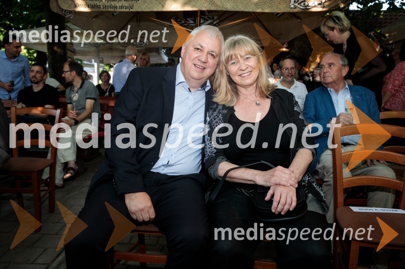  Peter Tomšič, predsednik uprave, Mladinska knjiga Založba;  Jelka Godec Schmidt, ilustratorkaLevstikovi nagradi 2019 v roke Borisa A. Novaka in Jelki Godec Schmidt