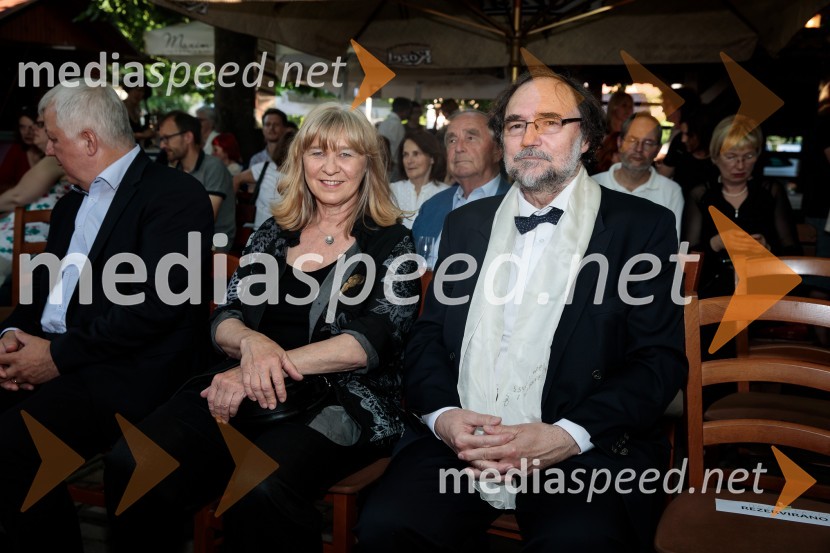  Jelka Godec Schmidt, ilustratorka;  Boris A. Novak, pesnik, pisatelj, prevajalecLevstikovi nagradi 2019 v roke Borisa A. Novaka in Jelki Godec Schmidt