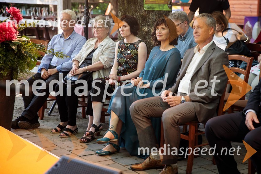  Pavle  Učakar, likovni urednik pri založbi Mladinska knjiga;  Jelka Reichman, slikarka in ilustratorka;  Ana Zavadlav, ilustratorka;  Anja Štefan, pisateljica;  Bojan Švigelj, glavni urednik, Mladinska knjigaLevstikovi nagradi 2019 v roke Borisa A. Novaka in Jelki Godec Schmidt