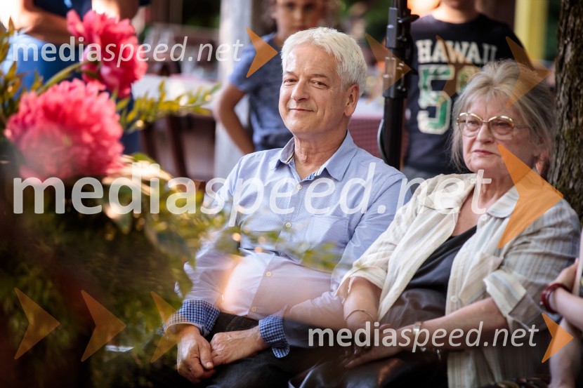  Pavle  Učakar, likovni urednik pri založbi Mladinska knjiga;  Jelka Reichman, slikarka in ilustratorkaLevstikovi nagradi 2019 v roke Borisa A. Novaka in Jelki Godec Schmidt