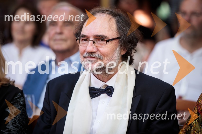  Boris A. Novak, pesnik, pisatelj, prevajalecLevstikovi nagradi 2019 v roke Borisa A. Novaka in Jelki Godec Schmidt