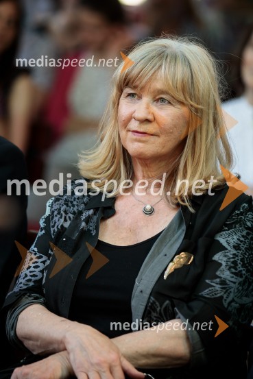  Jelka Godec Schmidt, ilustratorkaLevstikovi nagradi 2019 v roke Borisa A. Novaka in Jelki Godec Schmidt