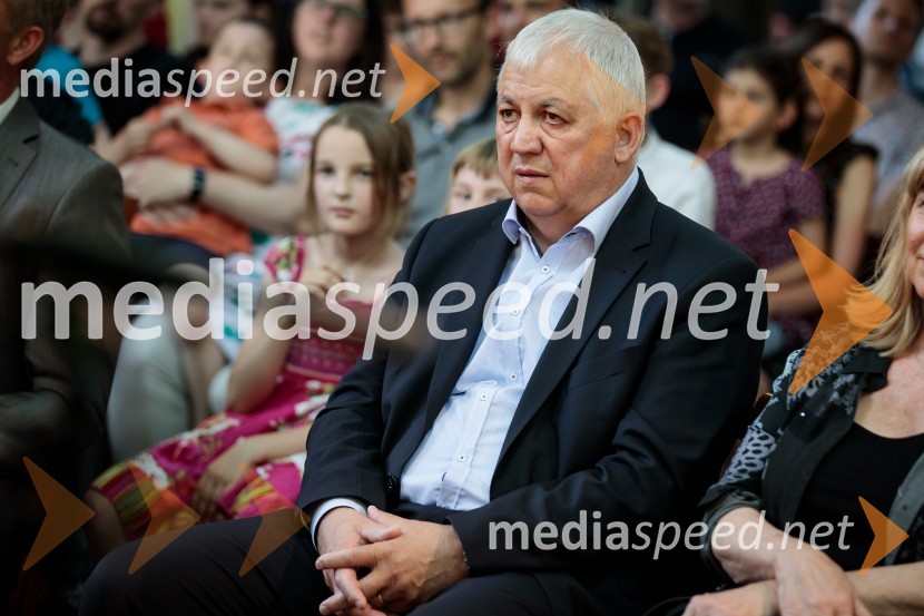  Bojan Švigelj, glavni urednik, Mladinska knjigaLevstikovi nagradi 2019 v roke Borisa A. Novaka in Jelki Godec Schmidt