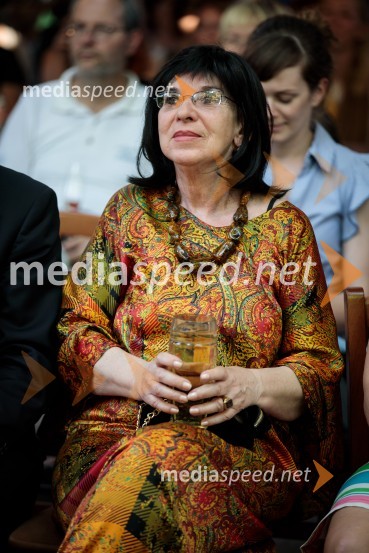 Levstikovi nagradi 2019 v roke Borisa A. Novaka in Jelki Godec Schmidt