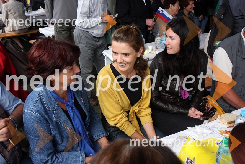 Bernarda Ronutti, članica SDS, Urška Bačovnik, zaročenka Janeza Janša in ...Festival SDS