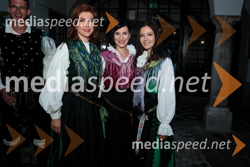  Tina Debevec, operna pevka;  Maja Berce Podrekar, Ansambel Saša Avsenika;  Larisa Majcen, pevka, ansambel Saša AvsenikaAvsenikove viže v Križankah