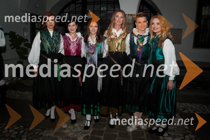  Tina Debevec, operna pevka;  Maja Berce Podrekar, Ansambel Saša Avsenika;  Larisa Majcen, pevka, ansambel Saša Avsenika;  Lucija Selak, pevka, Ansambel Saša Avsenika;  Barbara Leben, Ansambel Gregorji;  Sandra KrižanAvsenikove viže v Križankah