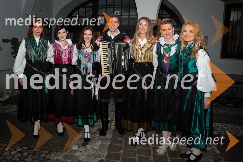  Tina Debevec, operna pevka;  Maja Berce Podrekar, Ansambel Saša Avsenika;  Larisa Majcen, pevka, ansambel Saša Avsenika;  Sašo Avsenik, glasbenik, Ansambel Saša Avsenika;  Lucija Selak, pevka, Ansambel Saša Avsenika;  Barbara Leben, Ansambel Gregorji;  Sandra KrižanAvsenikove viže v Križankah