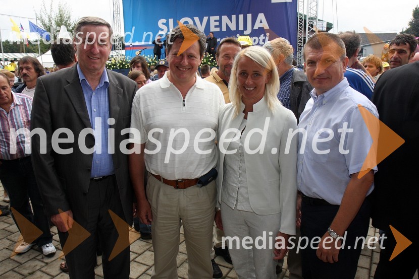 Jožef Jerovšek, poslanec SDS, Gregor Pivec, direktor Splošne bolnišnice Maribor, Dragutin Mate, minister za notranje zadeve in Katja Koren Miklavec, nekdanja smučarka  	 
	Festival SDS