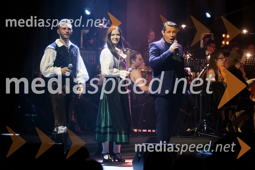  Dejan Zupan, pevec, Ansambel Saša Avsenika;  Larisa Majcen, pevka, ansambel Saša Avsenika;  Marko Vozelj, pevecAvsenikove viže v Križankah