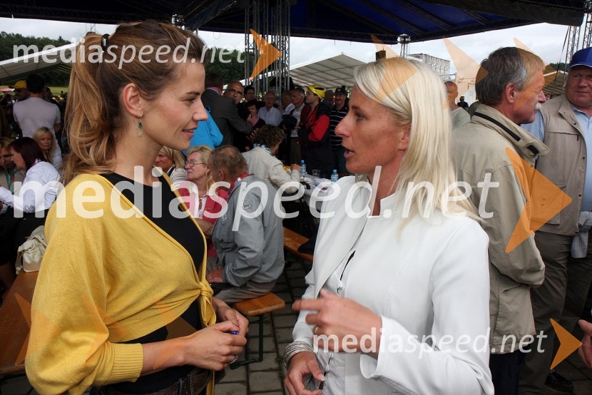 Urška Bačovnik, zaročenka Janeza Janša in Katja Koren Miklavec, nekdanja smučarkaFestival SDS