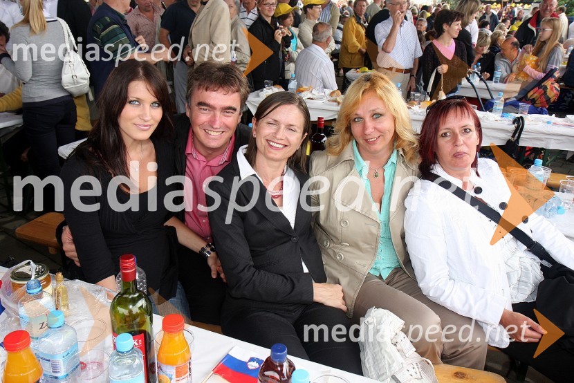 Dr. Milan Zver, minister za šolstvo in šport s hčerko Urško in spremljevalko Andrejo Valič in ...Festival SDS