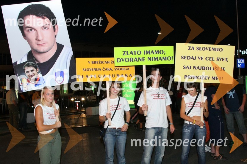 Sprejem olimpijcev na Letališču Jožeta PučnikaSprejem olimpijcev na Letališču Jožeta Pučnika