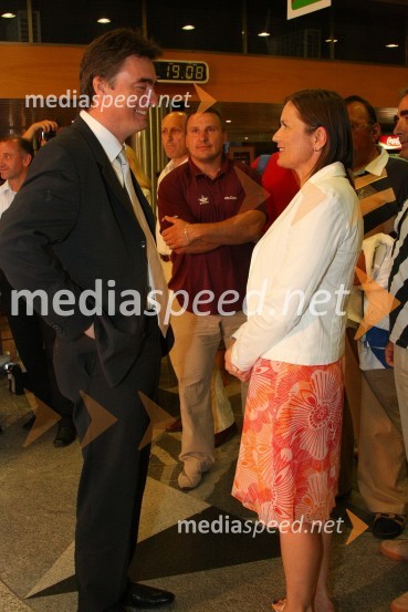 dr. Milan Zver, minister za šolstvo in šport z spremljevalkoSprejem olimpijcev na Letališču Jožeta Pučnika