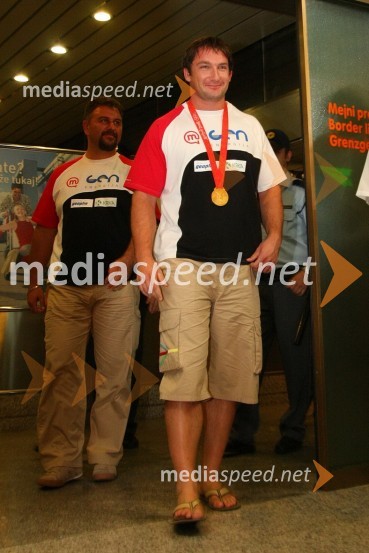 Primož Kozmus, olimpijski prvak v metu kladivaSprejem olimpijcev na Letališču Jožeta Pučnika