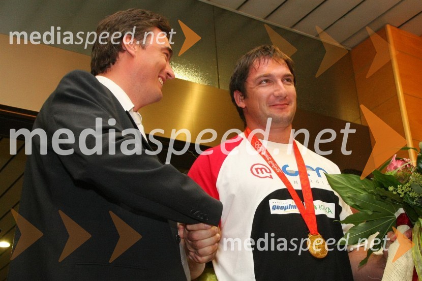 dr. Milan Zver, minister za šolstvo in šport in  Primož Kozmus, olimpijski prvak v metu kladivaSprejem olimpijcev na Letališču Jožeta Pučnika