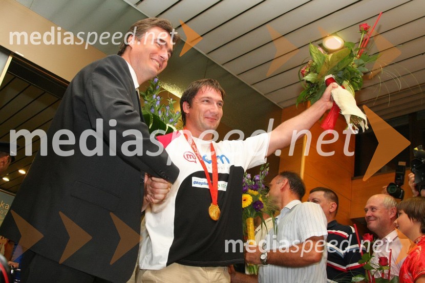 dr. Milan Zver, minister za šolstvo in šport in  Primož Kozmus, olimpijski prvak v metu kladivaSprejem olimpijcev na Letališču Jožeta Pučnika