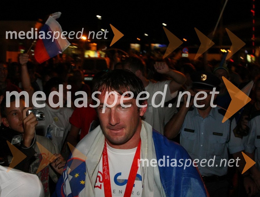 Primož Kozmus, olimpijski prvak v metu kladivaSprejem olimpijcev na Letališču Jožeta Pučnika