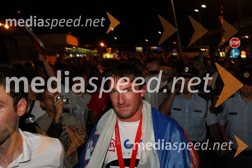 Primož Kozmus, olimpijski prvak v metu kladivaSprejem olimpijcev na Letališču Jožeta Pučnika