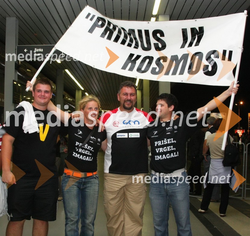 Vladimir Kevo, trener Primoža Kozmusa z navijačiSprejem olimpijcev na Letališču Jožeta Pučnika