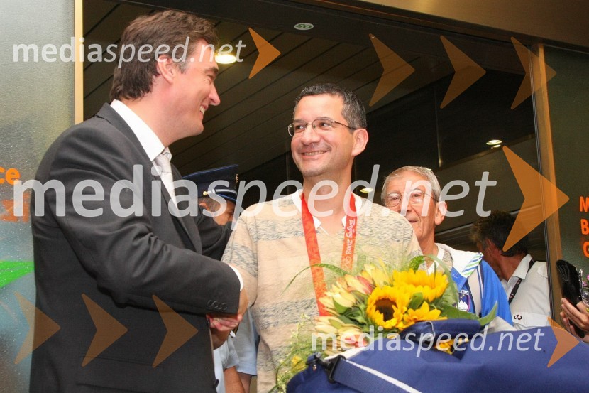 dr. Milan Zver, minister za šolstvo in šport in Rajmond Debevec, dobitnik bronaste olimpijske medalje v streljanju z malokalibrsko puškoSprejem olimpijcev na Letališču Jožeta Pučnika