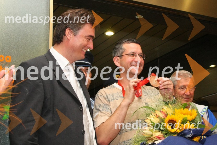 dr. Milan Zver, minister za šolstvo in šport in Rajmond Debevec, dobitnik bronaste olimpijske medalje v streljanju z malokalibrsko puškoSprejem olimpijcev na Letališču Jožeta Pučnika