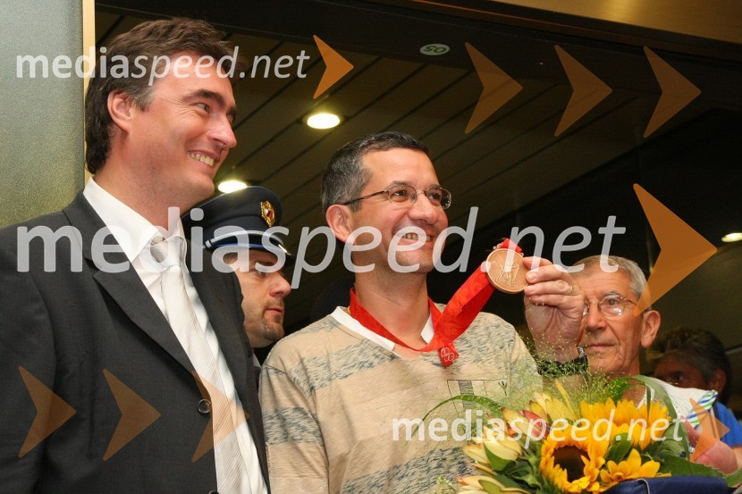 dr. Milan Zver, minister za šolstvo in šport in Rajmond Debevec, dobitnik bronaste olimpijske medalje v streljanju z malokalibrsko puškoSprejem olimpijcev na Letališču Jožeta Pučnika