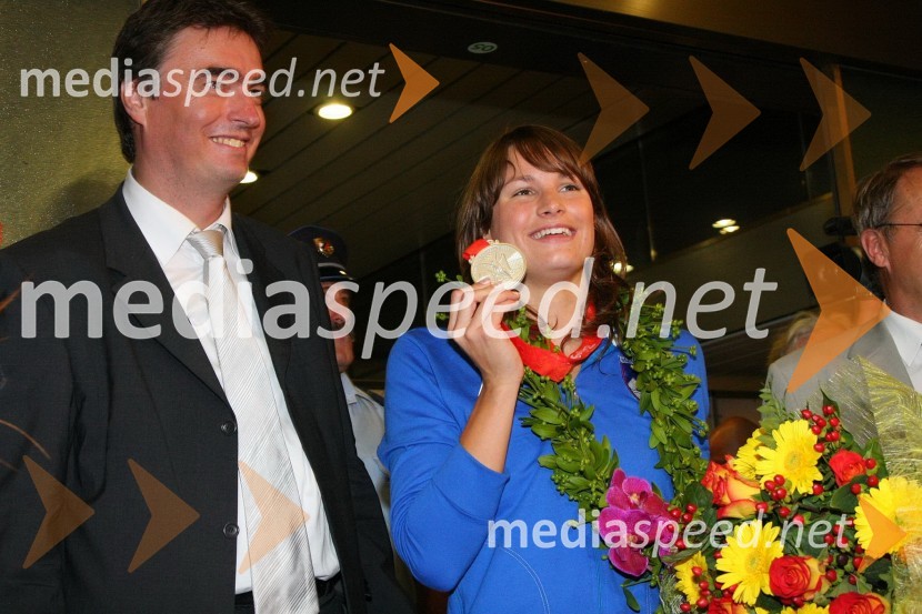dr. Milan Zver, minister za šolstvo in šport in Sara Isakovič, dobitnica srebrne olimpijske medalje v plavanjuSprejem olimpijcev na Letališču Jožeta Pučnika