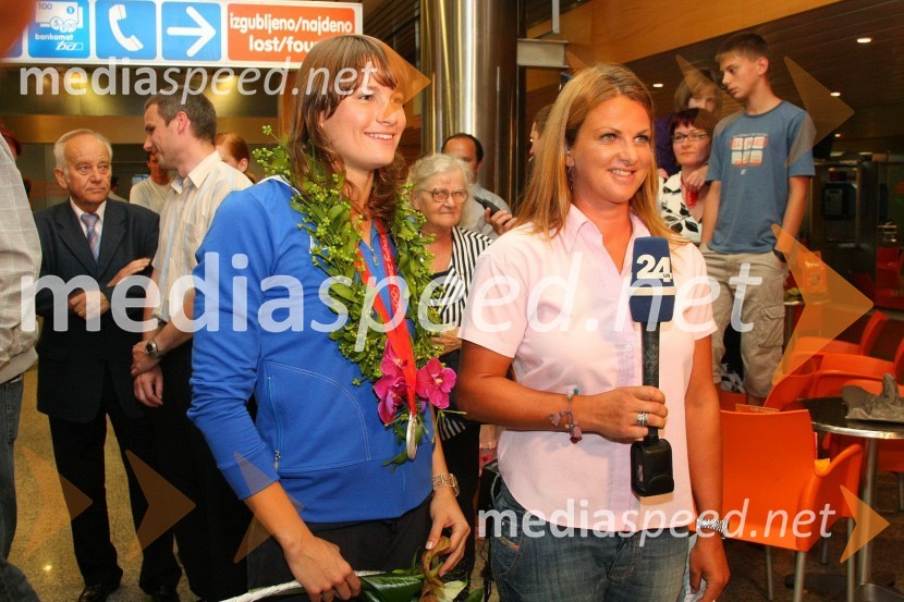 Sara Isakovič, dobitnica srebrne olimpijske medalje v plavanju in Špela Pretnar, novinarka Pop TV-ja in nekdanja alpska smučarkaSprejem olimpijcev na Letališču Jožeta Pučnika