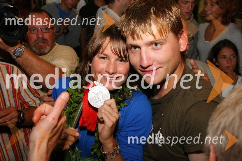 Sara Isakovič, dobitnica srebrne olimpijske medalje v plavanju, med navijačiSprejem olimpijcev na Letališču Jožeta Pučnika