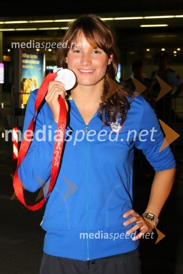 Sara Isakovič, dobitnica srebrne olimpijske medalje v plavanjuSprejem olimpijcev na Letališču Jožeta Pučnika