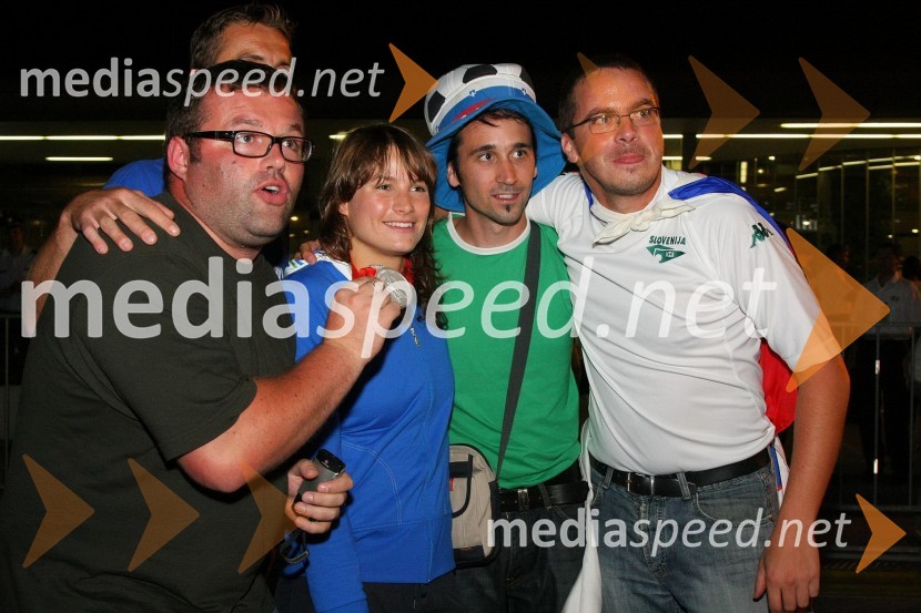 Sara Isakovič, dobitnica srebrne olimpijske medalje v plavanju, med navijačiSprejem olimpijcev na Letališču Jožeta Pučnika