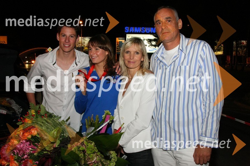 Sara Isakovič, dobitnica srebrne olimpijske medalje v plavanju z družinoSprejem olimpijcev na Letališču Jožeta Pučnika