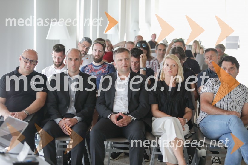  ... ;  ... ;  ... ;  Metka  Kejžar, direktorica marketinga in PR, Autocommerce, d.o.o. ;  ... Mercedes-Benz V, slovenska predstavitev