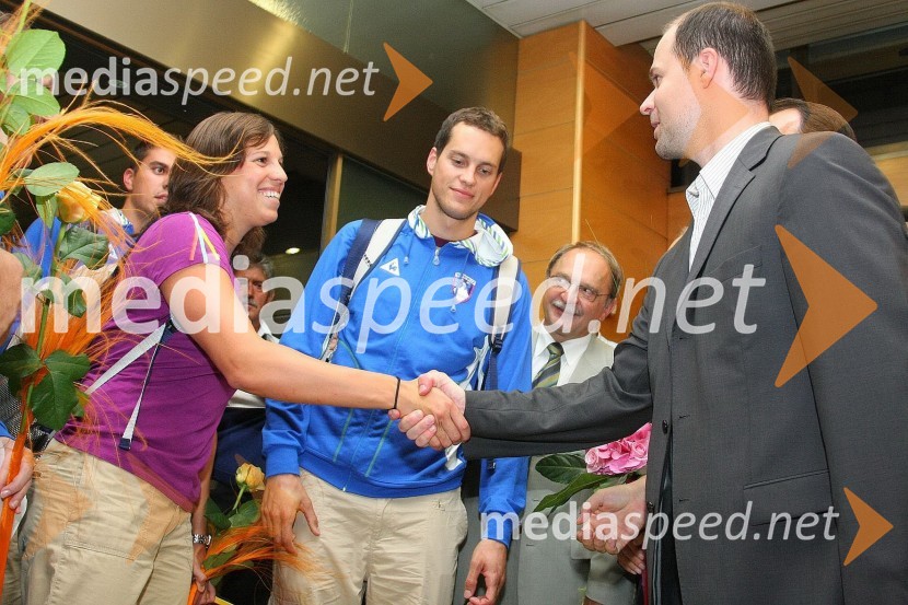 Anja Čarman, slovenska plavalka in ...Sprejem olimpijcev na Letališču Jožeta Pučnika