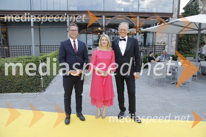  Blaž Ahčan, direktor Go Green, predsednik Lions Kluba Ljubljana Iliria;  Zorana Vlatković, veleposlanica Srbije;  Janez  Škrabec, direktor Riko d.o.o., predsednik Slovensko-ruskega poslovnega sveta, častni konzul BelorusijeKresna noč 2019, dobrodelna prireditev Lions kluba Ljubljana