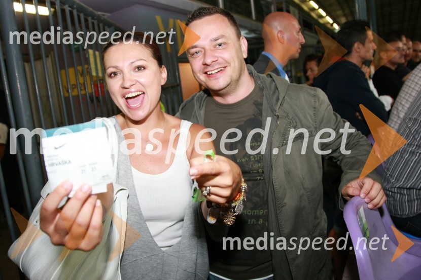 Nina Badrič, pevka in Sašo Papp, jutranji moderator Radia CenterSlovenija : Hrvaška, nogomet, prijateljska tekma, zakulisje