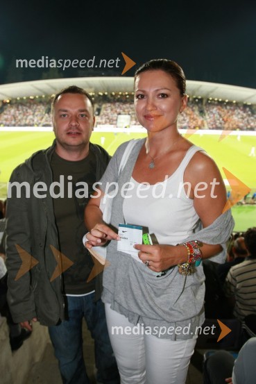 Sašo Papp, jutranji moderator Radia Center in Nina Badrič, pevkaSlovenija : Hrvaška, nogomet, prijateljska tekma, zakulisje