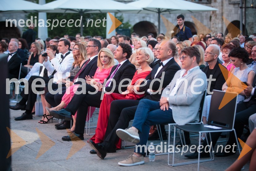  Blaž Ahčan, direktor Go Green, predsednik Lions Kluba Ljubljana Iliria;  Zorana Vlatković, veleposlanica Srbije;  ... ;  Sonja Poljanšek Škrabec, lastnica Welness centra Sunny;  Janez  Škrabec, direktor Riko d.o.o., predsednik Slovensko-ruskega poslovnega sveta, častni konzul Belorusije;  Dragan Bjelogrlić, režiserKresna noč 2019, dobrodelna prireditev Lions kluba Ljubljana