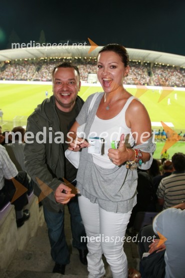 Sašo Papp, jutranji moderator Radia Center in Nina Badrič, pevkaSlovenija : Hrvaška, nogomet, prijateljska tekma, zakulisje