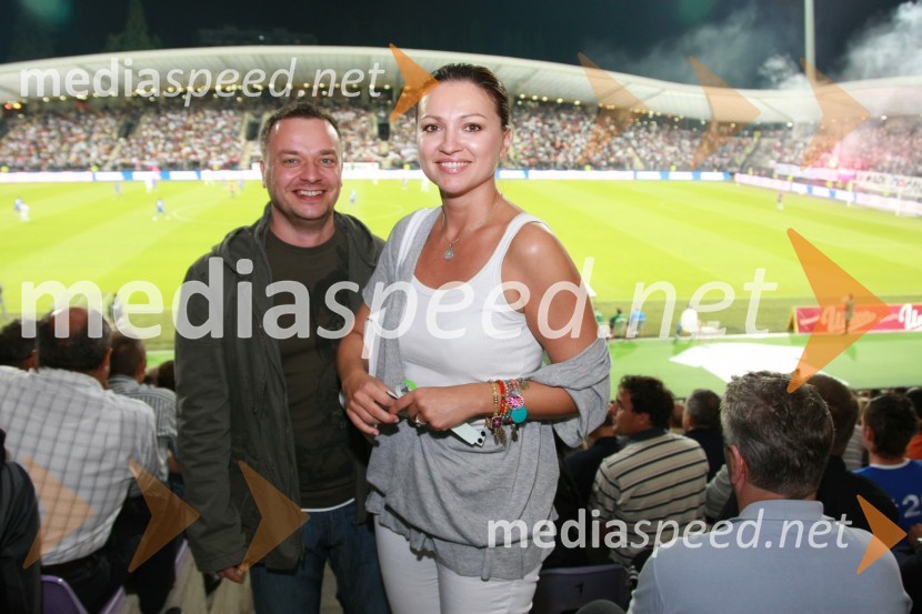 Sašo Papp, jutranji moderator Radia Center in Nina Badrič, pevkaSlovenija : Hrvaška, nogomet, prijateljska tekma, zakulisje