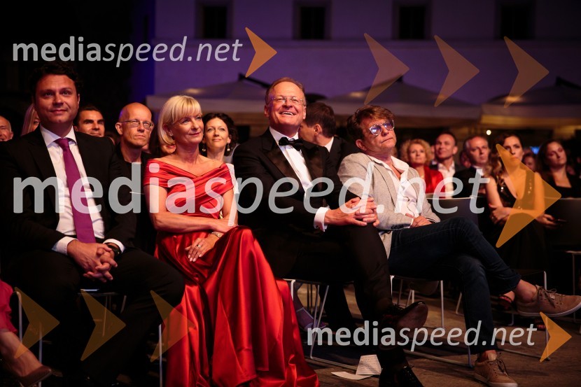  ... ;  Sonja Poljanšek Škrabec, lastnica Welness centra Sunny;  Janez  Škrabec, direktor Riko d.o.o., predsednik Slovensko-ruskega poslovnega sveta, častni konzul Belorusije;  ... Kresna noč 2019, dobrodelna prireditev Lions kluba Ljubljana