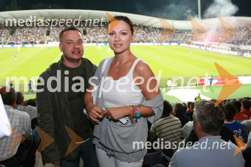 Sašo Papp, jutranji moderator Radia Center in Nina Badrič, pevkaSlovenija : Hrvaška, nogomet, prijateljska tekma, zakulisje