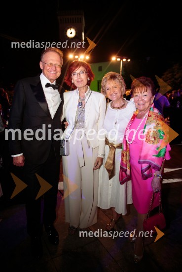  Janez  Škrabec, direktor Riko d.o.o., predsednik Slovensko-ruskega poslovnega sveta, častni konzul Belorusije;  Darinka Pavlič Kamien, strokovnjakinja za komuniciranje;  ... ;  Tjaša Andree Prosenc, članica izvršnega odvora OKS, članica svetovnega predsedstva ICASKresna noč 2019, dobrodelna prireditev Lions kluba Ljubljana