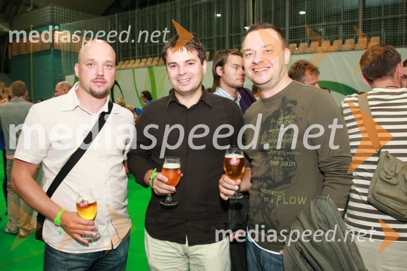 David Irgolič, glavni in odgovorni urednik radia Center, Aleksander Žist, direktor Radia Center in Sašo Papp, jutranji moderator Radia CenterSlovenija : Hrvaška, nogomet, prijateljska tekma, zakulisje