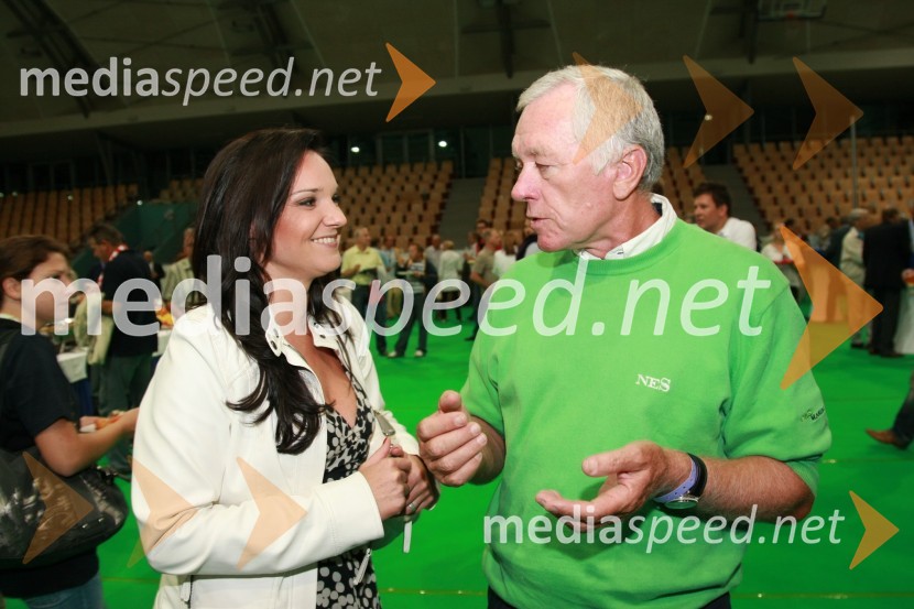 Alenka Gotar, pevka in Tone Vogrinec, nekdanji direktor alpskih smučarskih disciplin in direktor smučarskega skladaSlovenija : Hrvaška, nogomet, prijateljska tekma, zakulisje