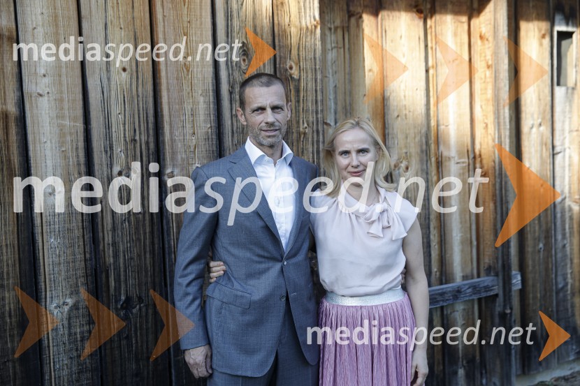  Aleksander Čeferin, odvetnik in predsednik UEFE;  Barbara Čeferin, fotografinja, lastnica in vodja galerije Galerija FotografijaPogovorni večer z Aleksandrom Čeferinom