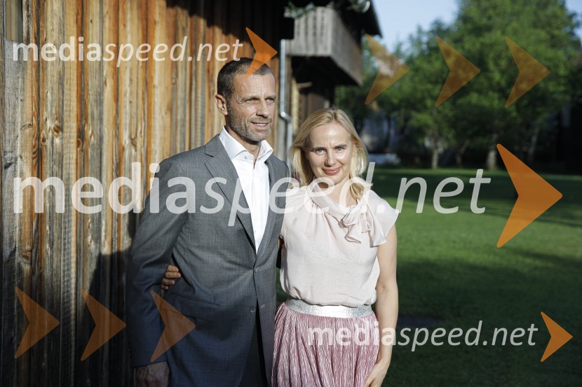  Aleksander Čeferin, odvetnik in predsednik UEFE;  Barbara Čeferin, fotografinja, lastnica in vodja galerije Galerija FotografijaPogovorni večer z Aleksandrom Čeferinom